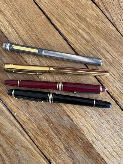 null Ensemble de stylos comprenant 
-Cartier, deux stylos plume et deux stylo à billes
-...