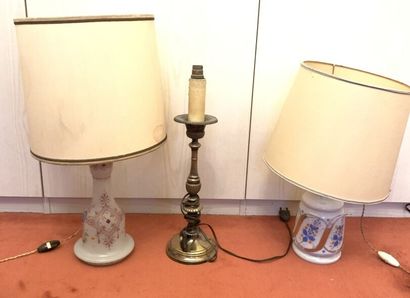 null Ensemble de trois lampes en opaline et cuivre. 
