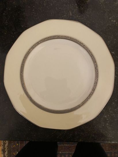null LIMOGES, Théodore HAVILAND
Service de table en porcelaine de forme octogonal...