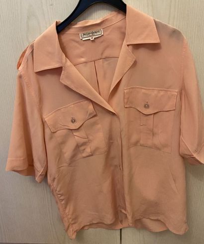 null Yves Saint Laurent
Pale pink silk short sleeve shirt. 
Size 40 approximately....