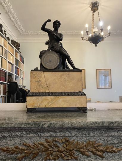 null PENDULE à décor d'Hercule assis en bronze patiné, sur un double socle en marbre...