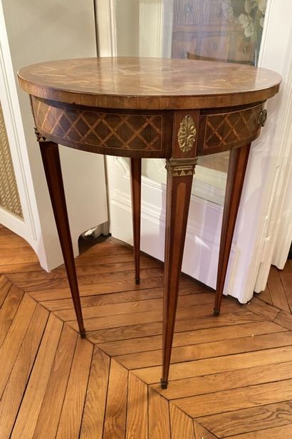null GUERIDON in wood veneer, the tray with inlaid decoration of trellis and garland...