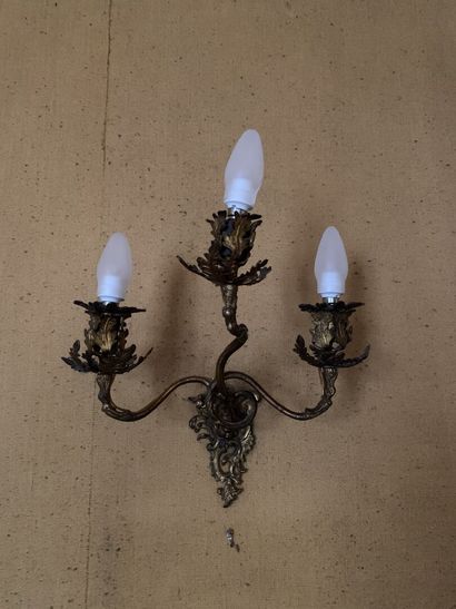 null Pair of gilt bronze wall lights with acanthus leaf decorations. 
19th century...