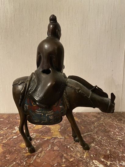 null JAPON, XXème siècle
Toba sur sa mule
Epreuve en bronze et émaux champlevés
D.:...