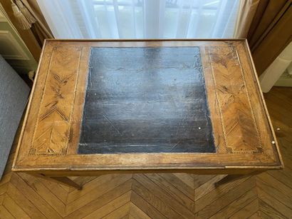 null TRIC TRAC TABLE in veneer and geometric marquetry. 
75 x 97 x 61,5 cm 
Louis...
