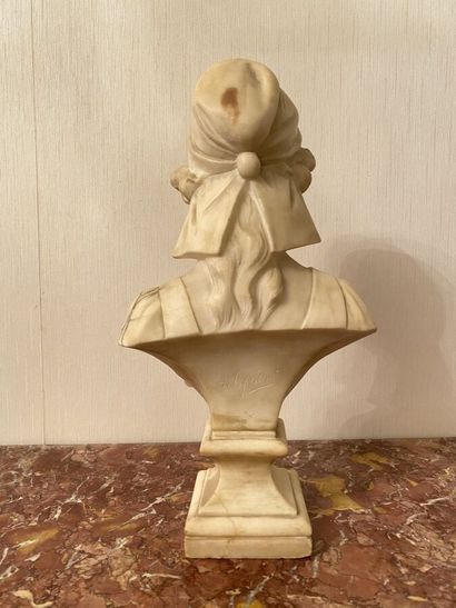 null Adolfo CIPRIANI (act.1880-1930)
Élégante au foulard 
Buste en marbre sur piédouche...