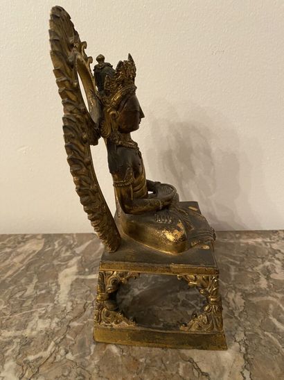 null CHINE
Statuette figurant un bouddha assis en bronze doré ciselé. 
20 x 10 x...