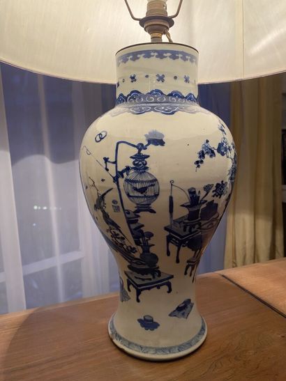 null CHINE, XIXe siècle 
Vase de forme balustre en porcelaine à décor en camaïeu...