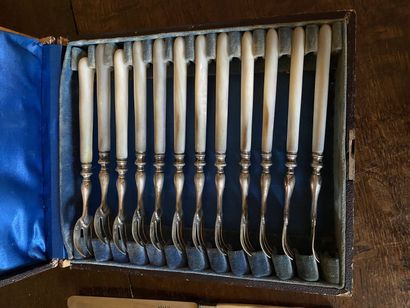 null Twelve silver oyster forks with mother-of-pearl handles. 

Six knives with mother-of-pearl...
