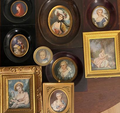 null Ecole française du XIXème siècle 
Ensemble de dix miniatures à décor peint polychrome...