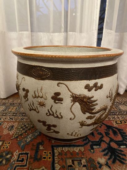 null CHINA
Enameled porcelain aquarium decorated with a dragon on a cracked beige...