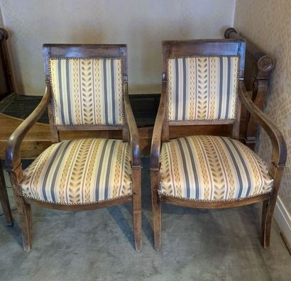 null Pair of mahogany and mahogany veneered armchairs, the back curved, the armrests...