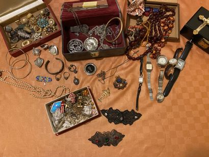 null Ensemble de bijoux fantaisie dont bracelets, pendentifs, chaines, boucles de...