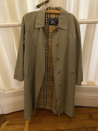 null BURBERRY'S
Two cotton trench coats. 
Size L approximately 
Used condition (holes,...