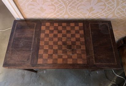 null Wooden games table, the top decorated with checkerboards, resting on four legs.
68,5...