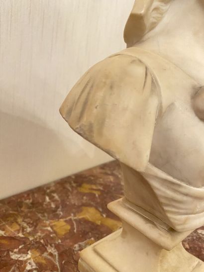 null Adolfo CIPRIANI (act.1880-1930)
Élégante au foulard 
Buste en marbre sur piédouche...