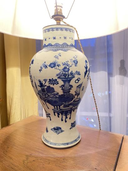 null CHINE, XIXe siècle 
Vase de forme balustre en porcelaine à décor en camaïeu...