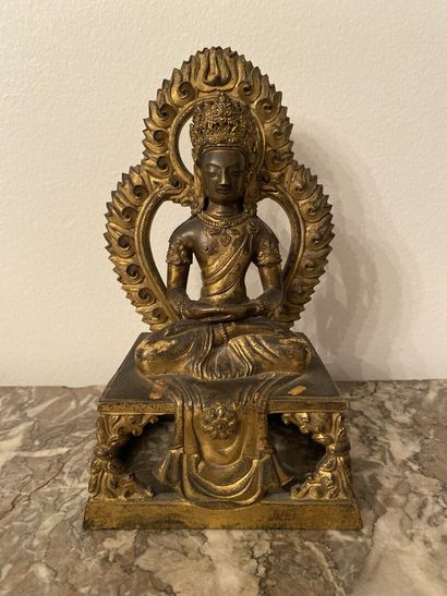 null CHINE
Statuette figurant un bouddha assis en bronze doré ciselé. 
20 x 10 x...