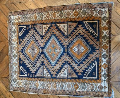 null CHIRVAN, XXe siècle 
Petit tapis en laine à décor de trois losanges crénelés...