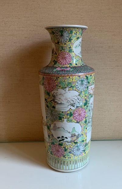 null CHINE
Vase en porcelaine à décor en émaux de la famille rose de personnages...