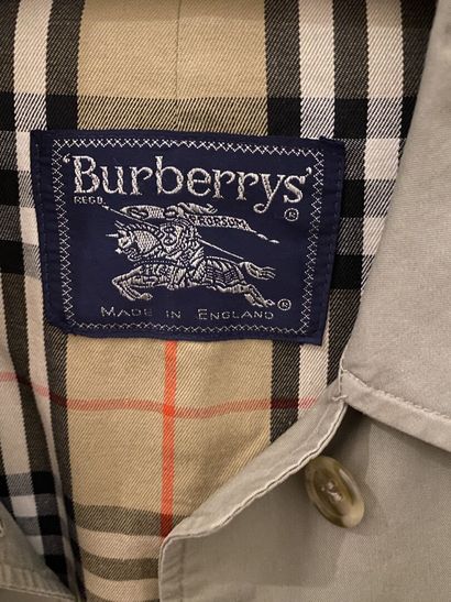 null BURBERRY'S
Two cotton trench coats. 
Size L approximately 
Used condition (holes,...