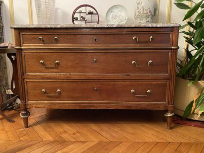 null Mahogany and mahogany veneer COMMODE opening to three drawers flanked by fluted...