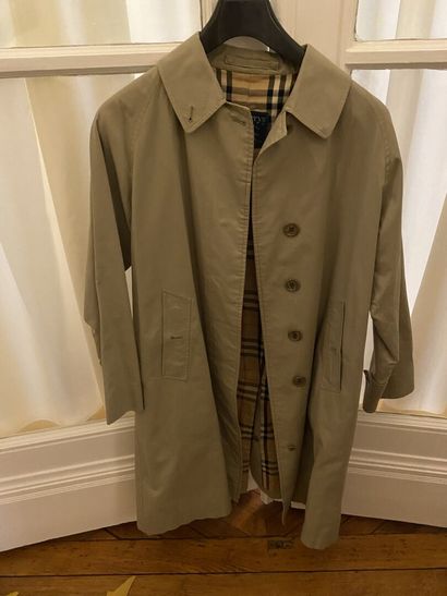 null BURBERRY'S
Deux trench-coat en coton. 
Taille L environ 
État d'usage (trous,...
