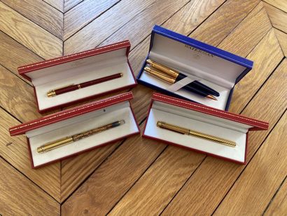 null Ensemble de stylos comprenant 
-Cartier, deux stylos plume et deux stylo à billes
-...