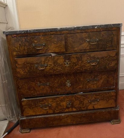 null WOODEN COMMODE in burr veneer opening to five drawers and resting on a plinth....