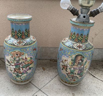 null CHINE, Nankin 
Paire de vases épaulés à col tronconique en porcelaine à décor...
