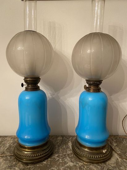 null PAIRE DE LAMPES à huile en opaline bleu sur une monture en bronze. 
Style Charles...