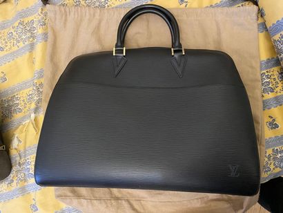 null LOUIS VUITTON 
Black leather bag with two handles. 
30 x 42 x 10 cm 
(Good ...