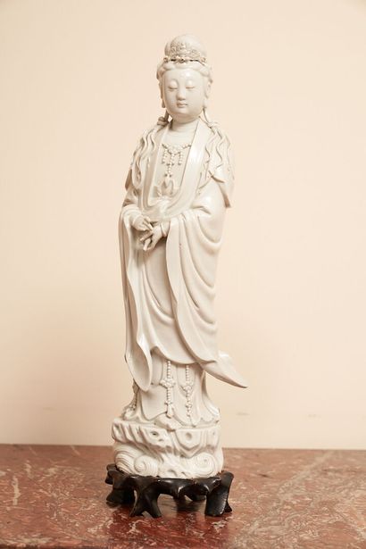 null Chine
Figure de guanyin en porcelaine blanche.
XXe siècle.
Haut. : 45 cm