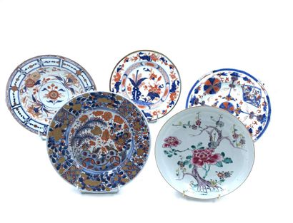 null CHINE, XVIIIe 
Quatre assiettes en porcelaine à décor rouge, bleu et or dit...