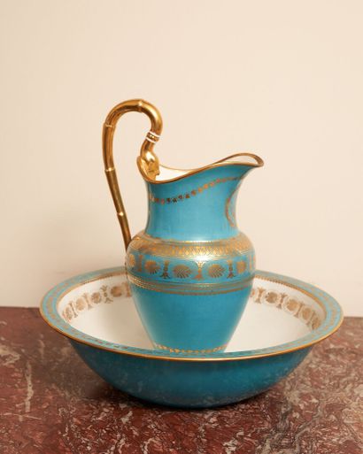null Sèvres (genre de)
Pot à eau et bassin en porcelaine décor en or de palmettes...