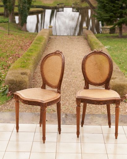 null PAIRE de chaises à dossier médaillon en bois naturel sculpté à décor de guirlandes...