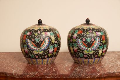 null CHINE 
Paire de pots à gingembre en porcelaine décorés en émaux de la famille...
