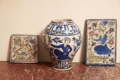 null Perse
Vase en céramique à décor en camaïeu bleu de figures.

On y joint deux...