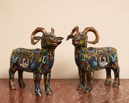 null CHINE, XIXe-XXe siècle 
Deux chèvres en bronze à décor aux émaux cloisonnés...