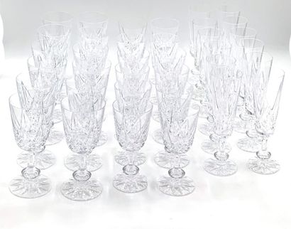null SEVRES 
Partie de service de verres en cristal comprenant :
- 12 flutes à champagne
-...