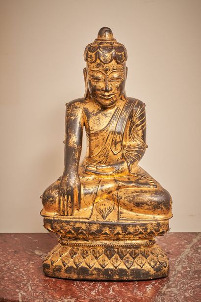 null CHINE
Bouddha assis en padmasana, la main droite en Bhumisparsa mudra. 
Bois...