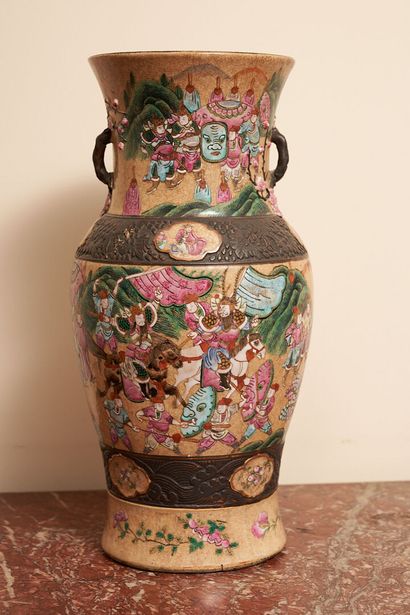 null Chine (Nankin)
Vase à décor polychrome des émaux de la famille rose de guerriers.
Haut...
