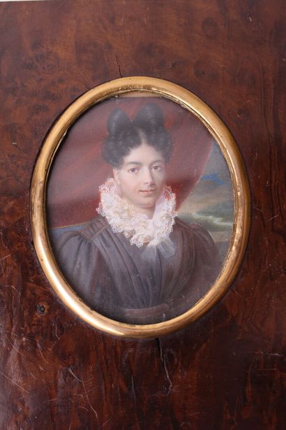 null Ecole française vers 1830 
« Portrait de jeune femme en robe grise à col en...