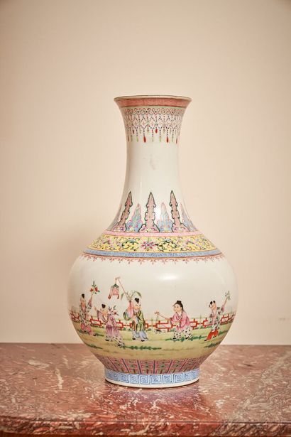 null Chine
Vase en porcelaine à décor polychrome des émaux de la famille rose d'enfants
Marque...