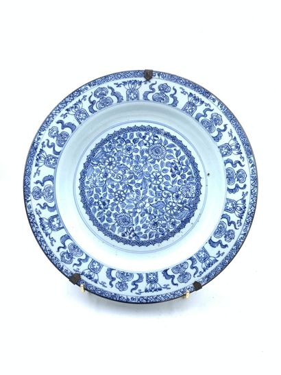 null CHINE
Grand plat creux en porcelaine à décor en camaïeu bleu au centre de fleurs...