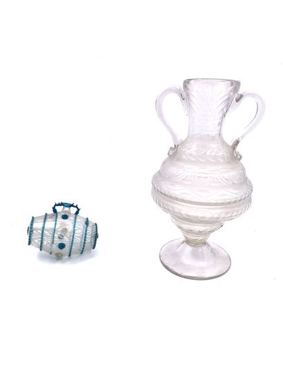 null Vases en verre à deux anses à décor gravé de motifs géométriques. 
XVIIIe siècle...