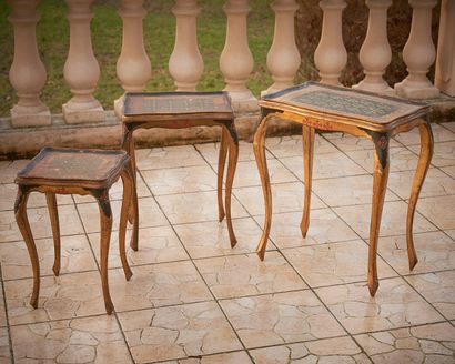 null LOT de tables gigognes en bois doré polychrome.
47 x 65 x 61 cm 
En l'état et...