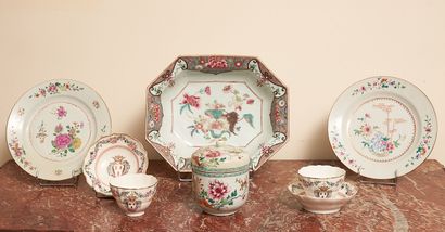 null CHINE 
Ensemble en porcelaine décoré en émaux de la Famille Rose de fleurs comprenant...