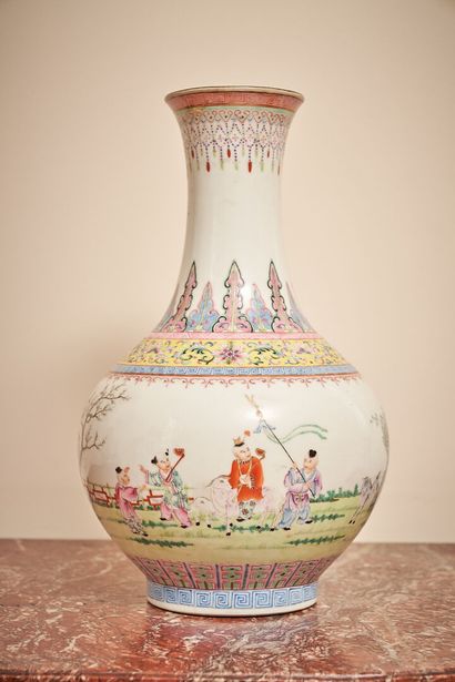 null Chine
Vase en porcelaine à décor polychrome des émaux de la famille rose d'enfants
Marque...