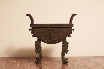 null CHINE, XIXe siècle
Base de brûle parfum en bronze patiné à décor gravé de Chinois...